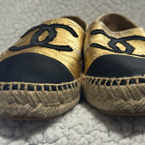 CHANEL Metallic Gold & Black Espadrilles – Size 38 - Picture 11 of 16